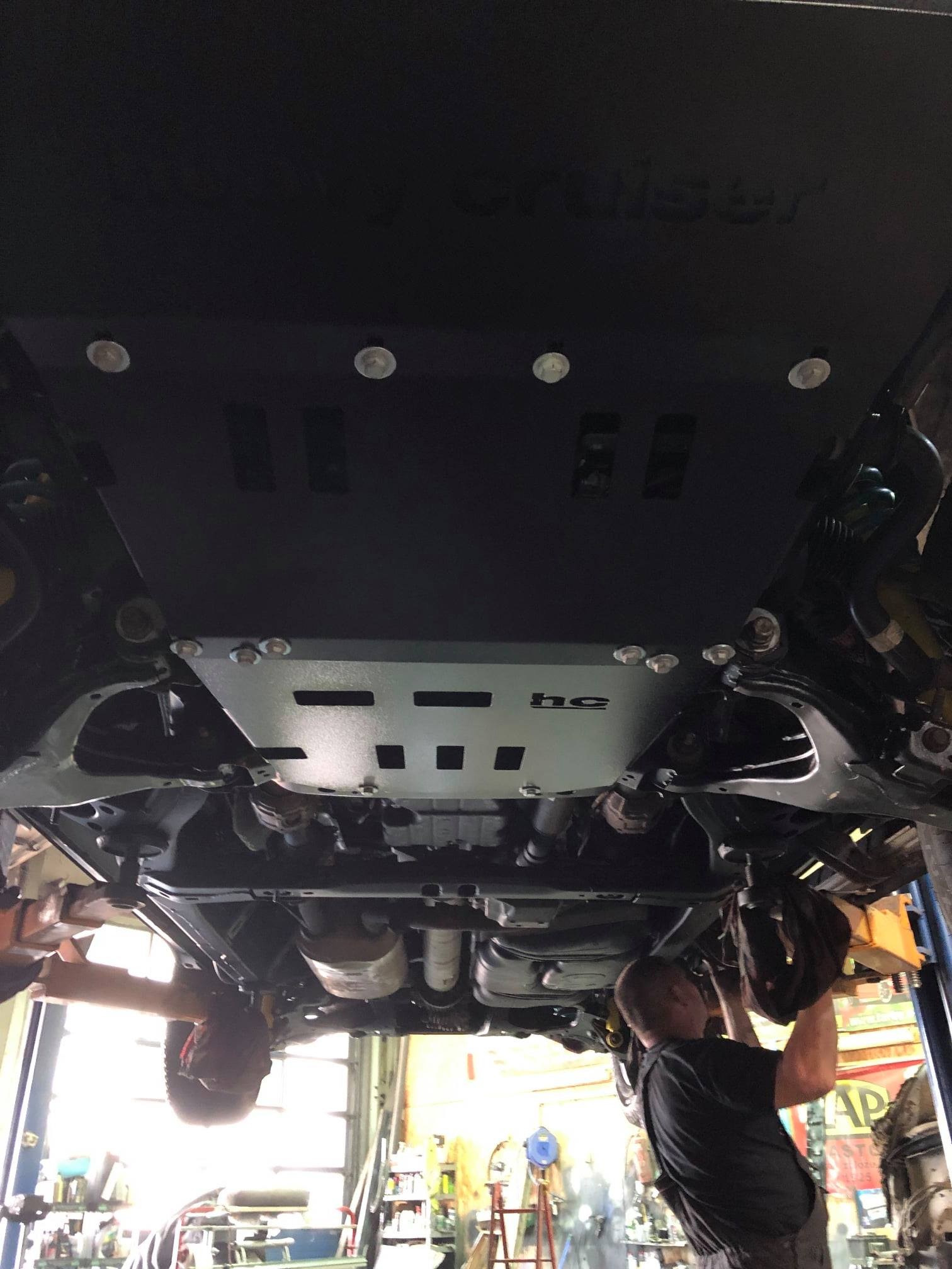 Osłona chłodnic , silnika i przedniego zderzaka Toyota Sequoia 2007-2014 czerwona
