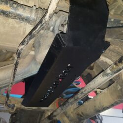Osłona miski olejowej Nissan Patrol Y61 1998-2004 lift 0-2 cale czerwona