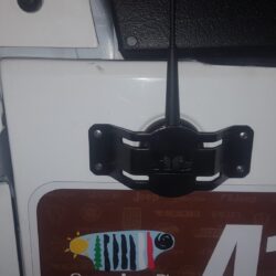 Osłona oryginalnej anteny na błotniku Jeep Wrangler JK 2007-2018