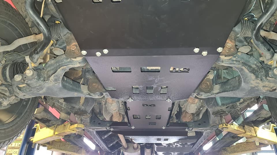 Osłona przedniego mostu i miski olejowej Toyota Sequoia 2007-2014 czerwona