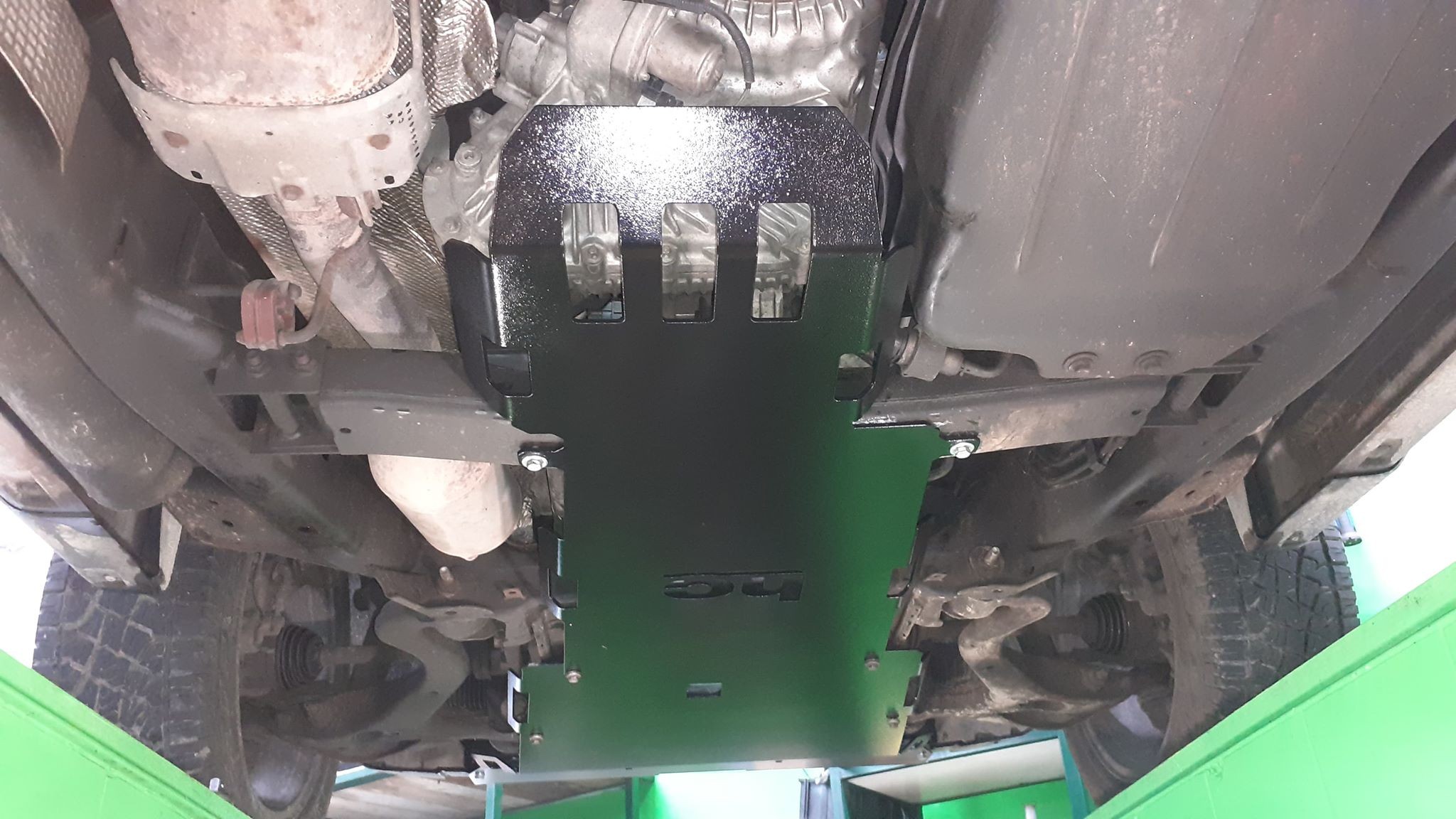 Osłona skrzyni biegów i reduktora STANDARD Land Rover Discovery 4 2009-2015 czerwona
